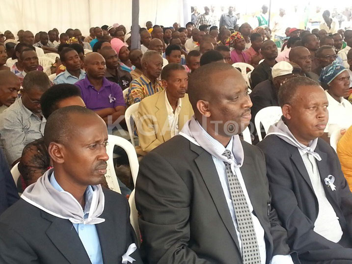 Rwamurangwa (ubanza ibumoso) avuga ko nta muntu ufite uburenganzira bwo kugoreka amateka kuko abanyarwanda babonye isomo.