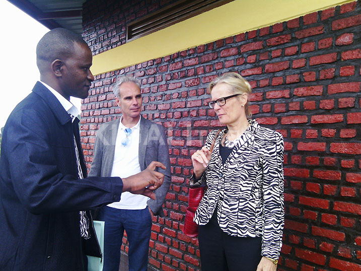 Umuyobozi w'ibitaro bya Ruhengeri asobanurira ambasaderi w'u Buholandi imikorere y'ikigo akuriye.