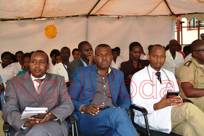 Umuyobozi w'Ibitaro bya Rwamagana, Dr John Baptiste Nkuranga, iburyo n'Umuyobozi w'Akarere ka Rwamagana, Abdoul Kalim Uwizeyimana hagati mu Munsi w'Abarwayi.