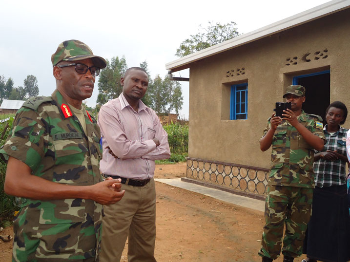 Umuyobozi w'Inkeragutabara mu Ntara y'Uburengerazuba, Brig. Gen. Eric Murokore, yabijeje ko amazu bubakiwe adasondetse kuko ngo ingabo z'igihugu zo zidaharanira inyungu.