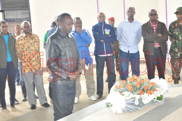 Umuyobozi w'Intara y'Amajyepfo, Munyantwali Alphonse yunamira abashyinguye mu Cyanika.