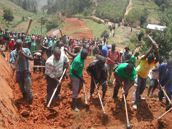 Umuyobozi w'intara y'amajyaruguru na Mayor w'akarere ka Gakenke bifatanyije n'abatuye umurenge wa Mataba mu gikorwa cy'umuganda.