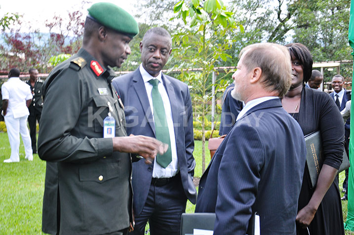 Umuyobozi w'ishuri rikuru rya Gisirikari, Brig. Gen. Karamba na bamwe mu batanze ibiganiro baganira na Minisitiri Kabarebe nyuma yo gusoza ibiganiro-nyunguranabitekerezo.