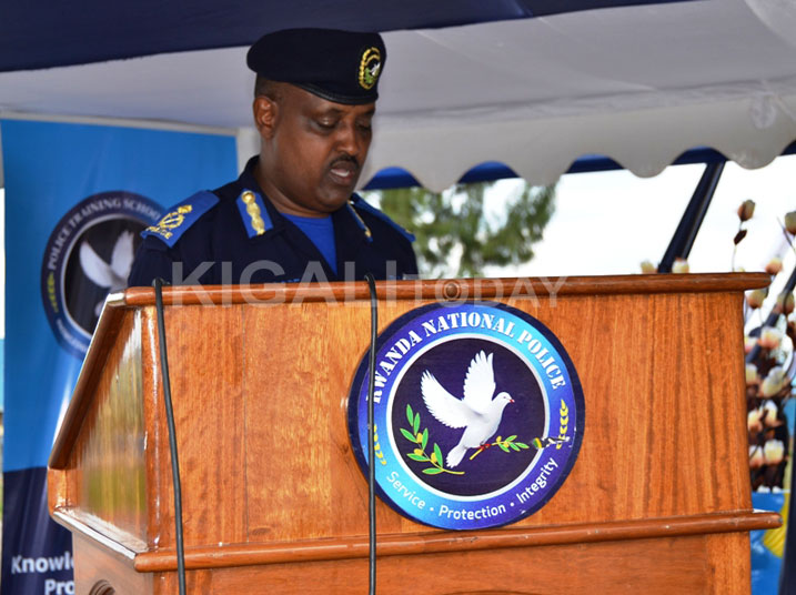 Umuyobozi w'Ishuri ry'Amahugurwa rya Polisi rya Gishari ACP Denys Basabose mu gusoza amahugurwa y'abapolisi bato.