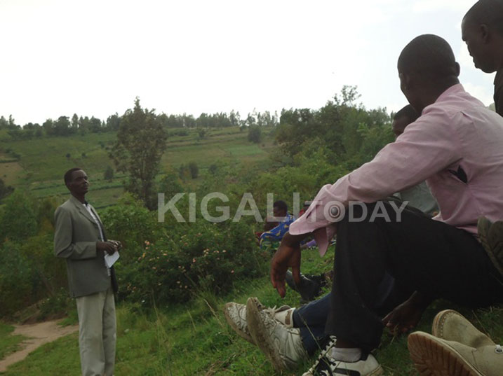 Umuyobozi w'Umudugudu asaba abaturage kubabera intumwa kuri bagenzi babo bakajya bitabira ibiganiro.