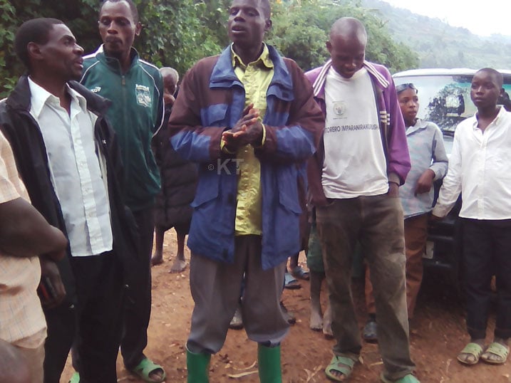 Uwari Umukuru w'Umudugudu wa Rusaya (uwambaye bote) avuga ko nyuma yo kumva abaturage bahwihwisa ko urwo rutare rutanga amafaranga bakurikiranye bakabura gihamya.