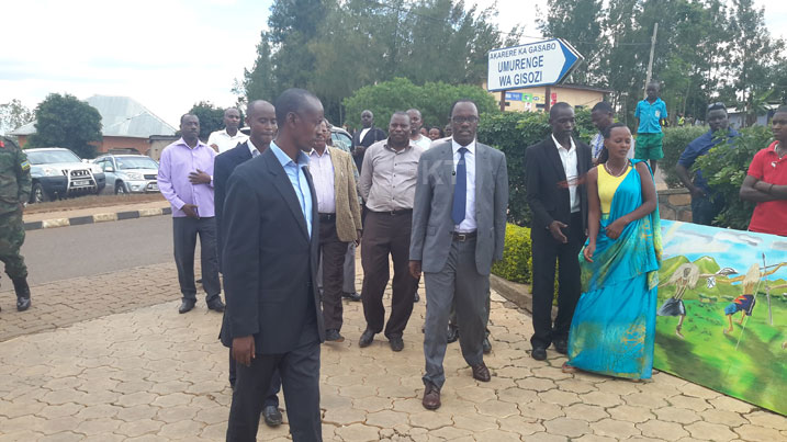 Umuyobozi w'Umujyi wa Kigali, Fidele Ndayisaba yasuye ibikorwa by'abaturage mu murenge wa Gisozi, anaganira na bo.