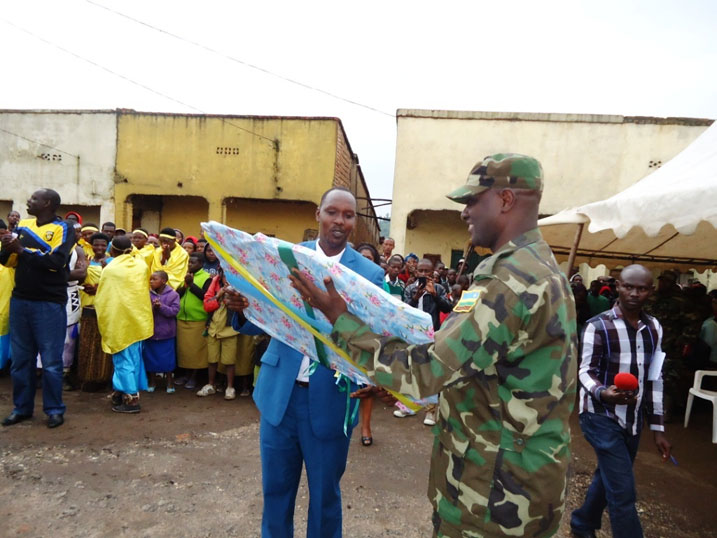Umuyobozi w'umurenge wa Karago ahereza Colonnel Rutikanga impano abaturage ba Karago bageneye ingabo zabohoye igihugu.