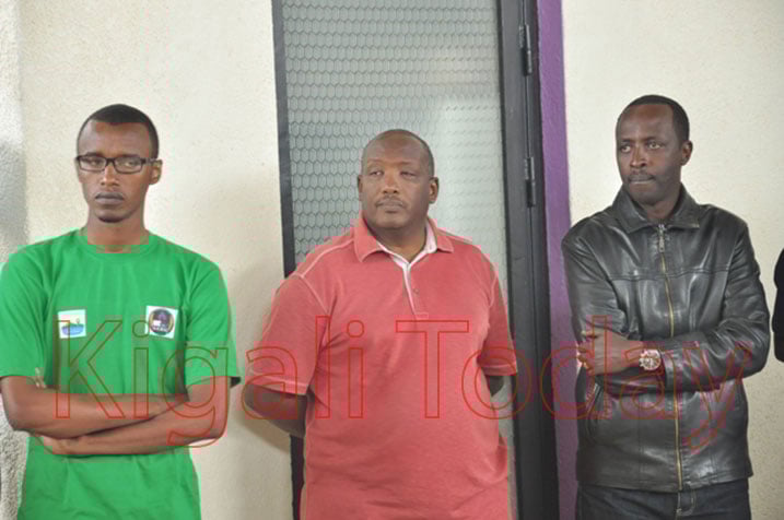 Jean de Dieu Milindi uyobora AERG ku rwego rw'igihugu, Prof. Dusingizemungu Jean Pierre, Perezida wa Ibuka ku rwego rw'igihugu na Guverineri Munyantwali bunamira abashyinguye mu rwibutso rwa Cyanika.