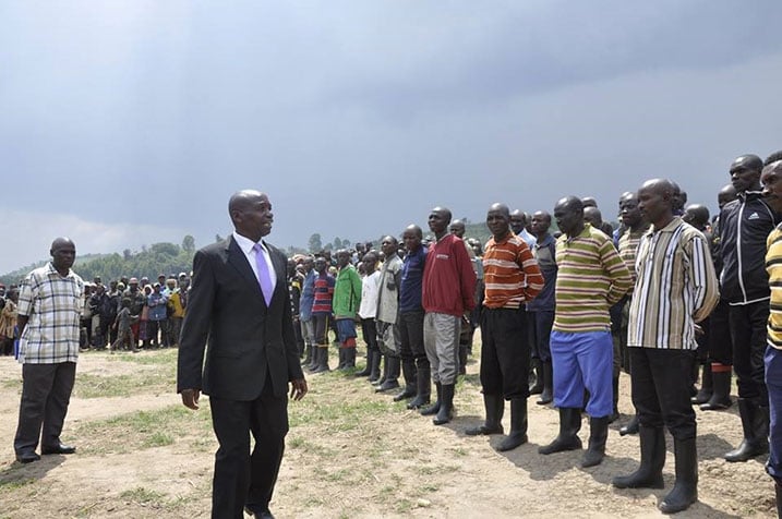 Umuyobozi wa FDLR Gen Maj Rumuri aganiriza abarwayi bashyize intwaro hasi mbere yo kujyanwa i Kanyabayonga.