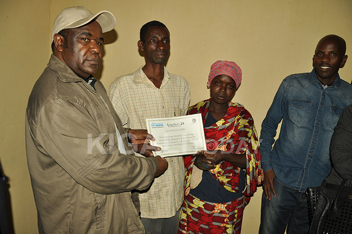 Prof. George Njoroge uyobora Koleji y'inderabarezi ari hamwe n'umuryango washyikirijwe ubufasha.
