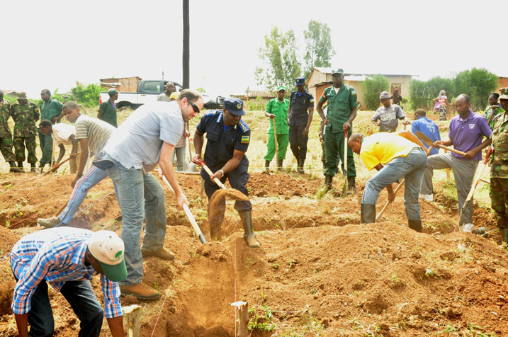 Umuyobozi wa Polisi IGP Emmanuel afatanya n