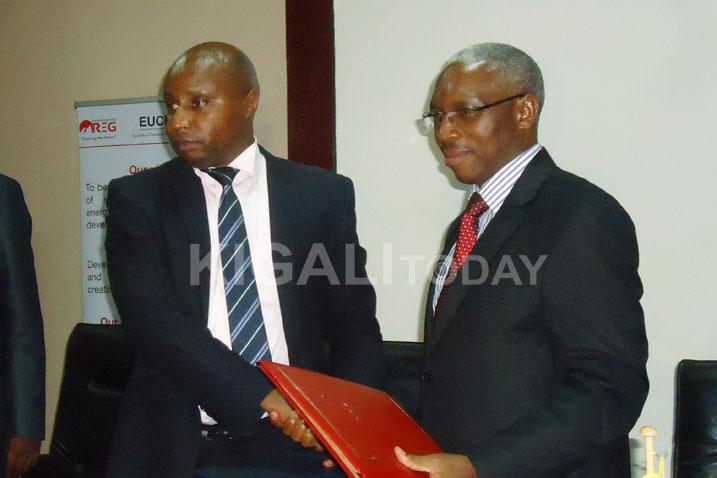 Umuyobozi wa REG n'Umunyamabanga nshingwabikorwa wa CEPGL, bahererekanya amasezerano nyuma yo kuyashyiraho umukono.