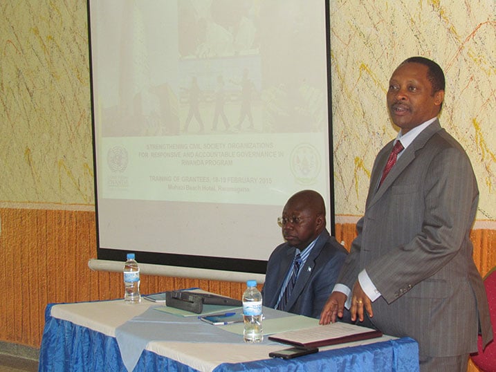 Prof. Shyaka na Lamin Manneh batangiza amahugurwa yo kongerera ubushobozi imiryango itegamiye kuri Leta.