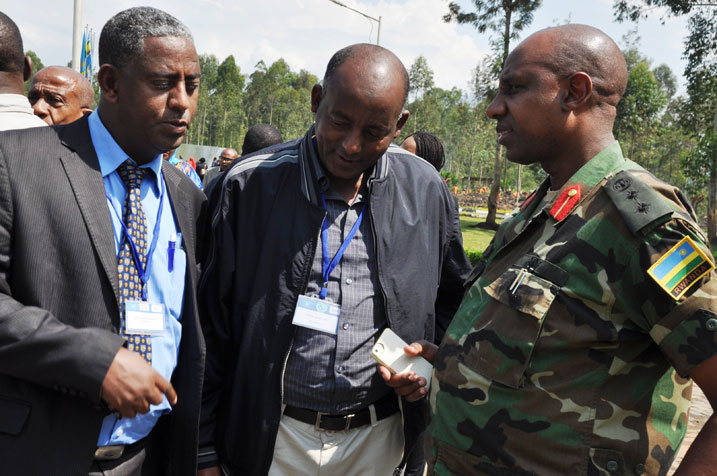 Col. Rutaremara avuga ko uruhare rw'abasivili rwuzuzanya n'urw'abashinzwe umutekano mu kazi ko kugarura amahoro.