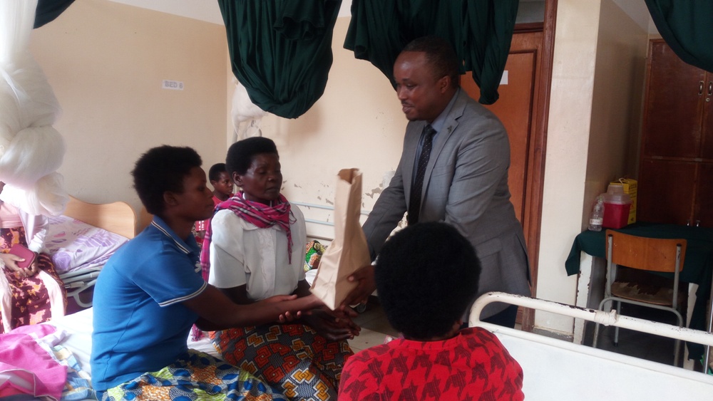 Umuyobozi mukuru w'ibitaro bya Kaminuza by'i Butare, Augustin Sendegeya, ashyikiriza abari mu bitaro impano y'ibikoresho by'isuku