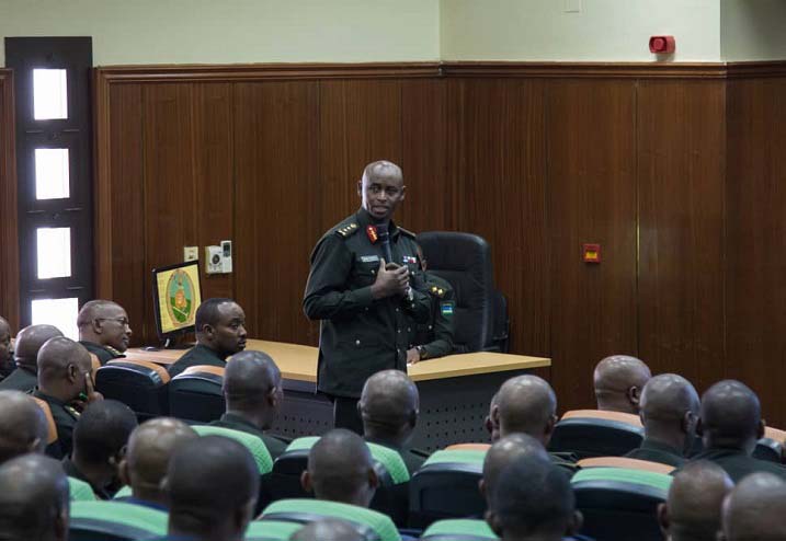 Umuyobozi mukuru wa Zigama CSS Major General Emmanuel Bayingana mu nama rusange