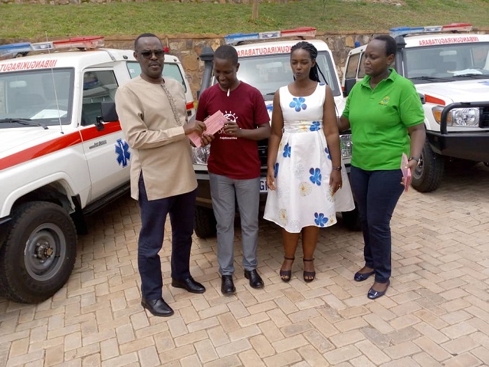 Umutesi Géraldi (ubanza iburyo), umuyobozi mukuru wungirije wa Imbuto Foundation