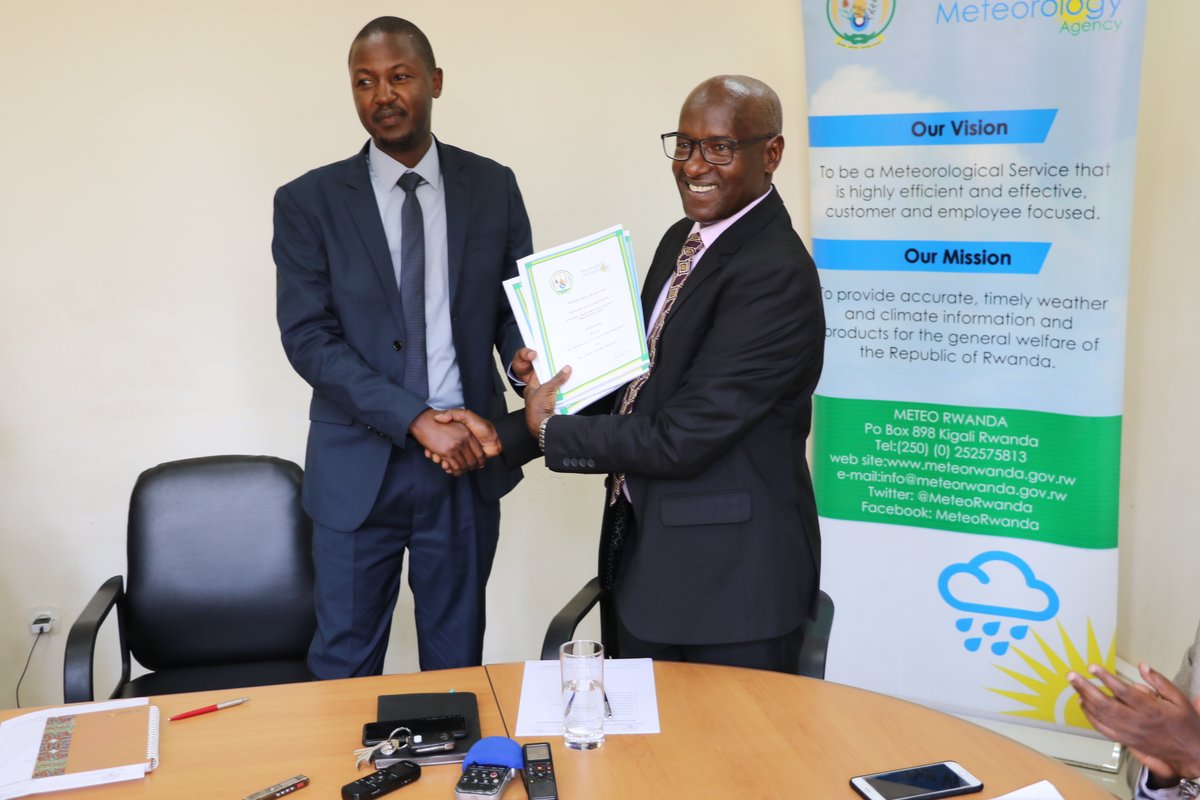 Umuyobozi mushya n'ucyuye igihe muri Meteo Rwanda bahererekanyije ububasha