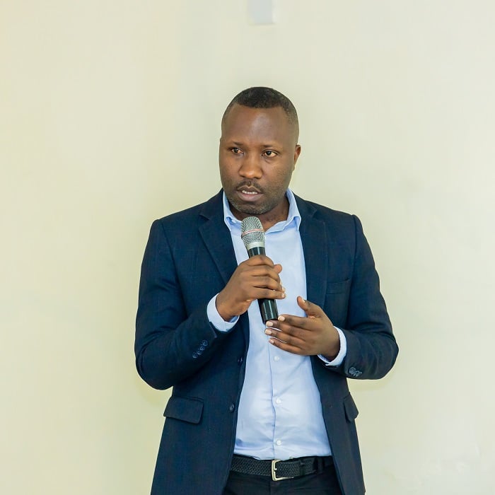 Umuyobozi ushinzwe guhuza ibikorwa by'impuzamiryango y'uburenganzira bwa muntu mu Rwanda (CLADHO) Everiste Murwanashyaka avuga ko kuba urubyiruko ntacyo ruzi bigira ingaruka ku gihugu