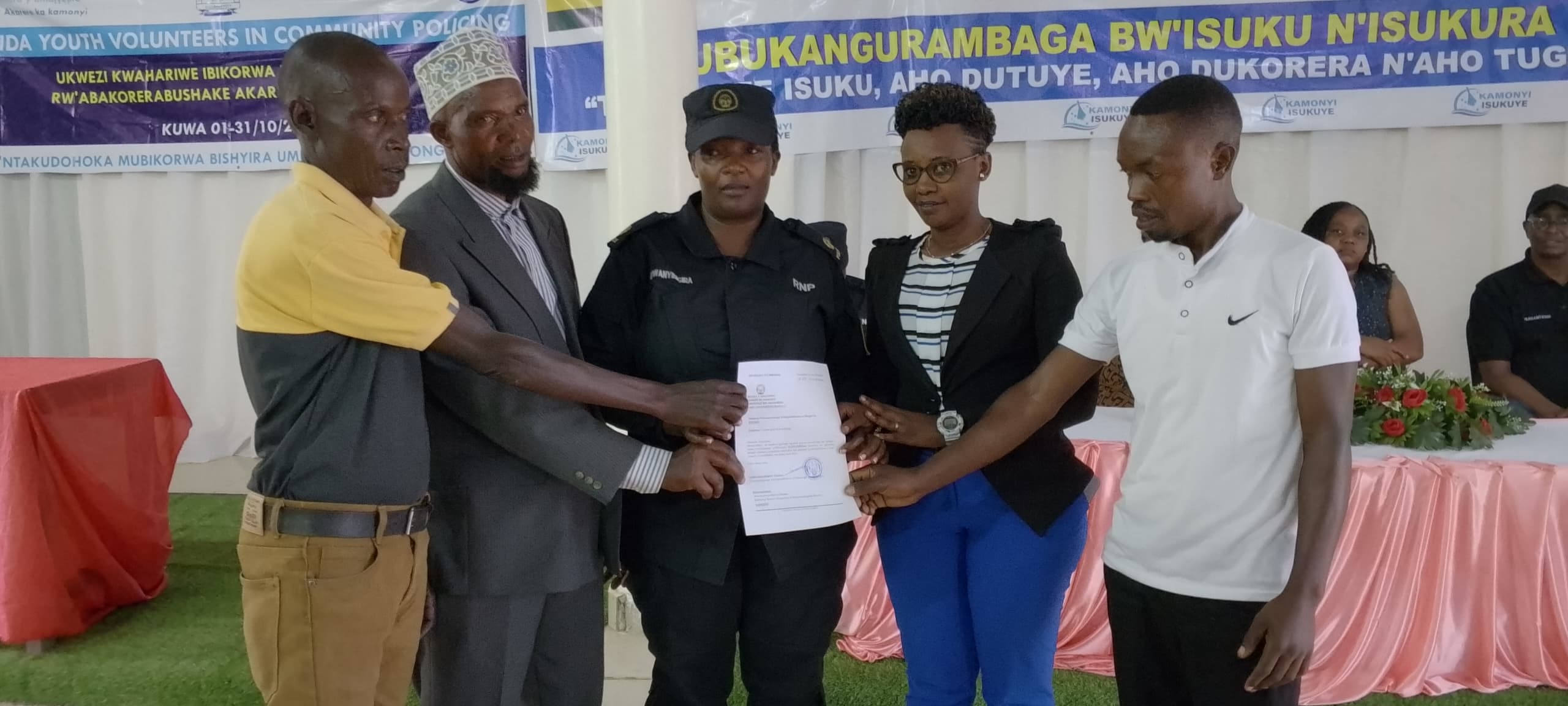 Umuyobozi ushinzwe guhuza ibikorwa bya Polisi n'abaturage mu Karere ka Kamonyi ashyikriza igihembo Akagari ka Kivumu kabaye aka mbere mu isuku n'umutekano