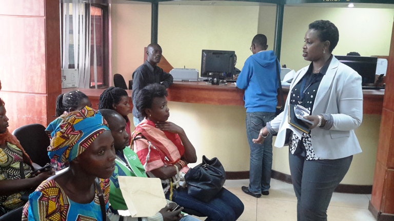 Umuyobozi ushinzwe ibijyanye no kwita ku bakiriya muri BPR ababaza aho iyo banki yanoza imikorere