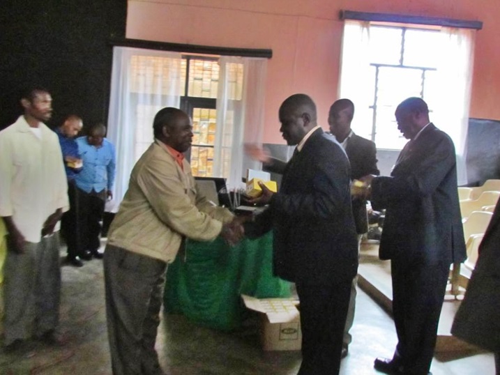 Umuyobozi w'akarere aha umuyobozi w'umudugudu telefone