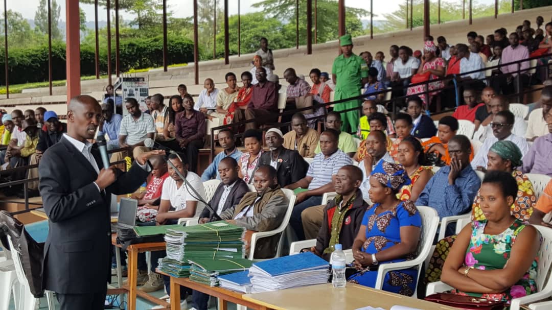 Umuyobozi w'Akarere ka Gasabo, Rwamurangwa Stephen aganira n'abaturage