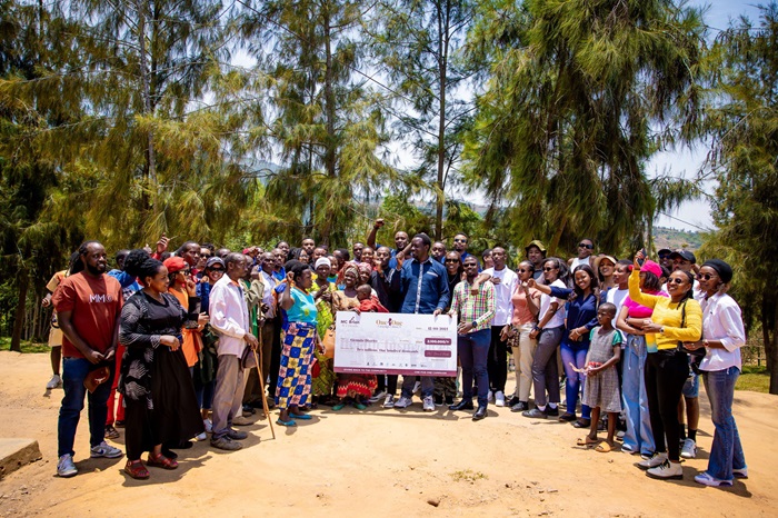 Umuyobozi w'akarere ka Gicumbi n'abaturage baje kwakira impano y'ubwisungane mu kwivuza bagenewe na MC Brian