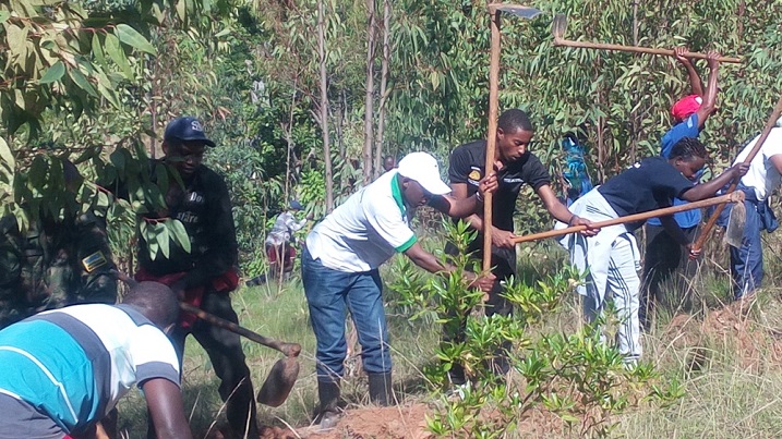 Umuyobozi w'Akarere ka Huye, Ange Sebutege, yifatanyije n'abanyerwaniro mu gucukura imirwanyasuri. Avuga kandi ko kurwanya isuri babihagurukiye