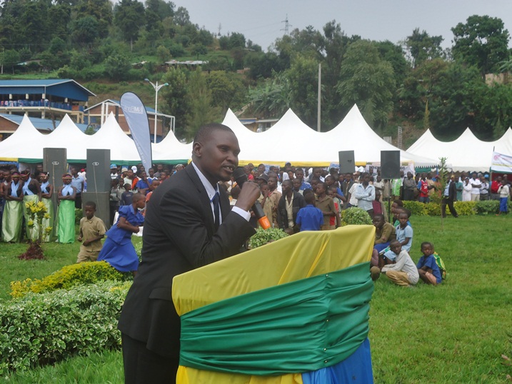 Umuyobozi w'Akarere ka Karongi Wungirije ushinzwe Ubukungu n'Iterambere, Hakizimana Sebastien, agereranya imurikabikorwa n'ishu.