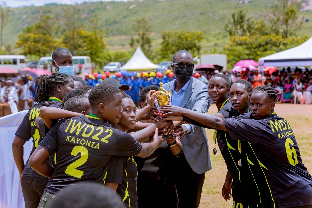 Umuyobozi w'Akarere ka Kayonza atanga igikombe ku Ikipe ya IPM yari yabaye iya mbere mu marushanwa
