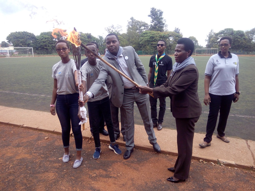 Umuyobozi w'Akarere ka Kicukiro n'uwa IPRC Kigali n'abana bacana urumuri rw'icyizere