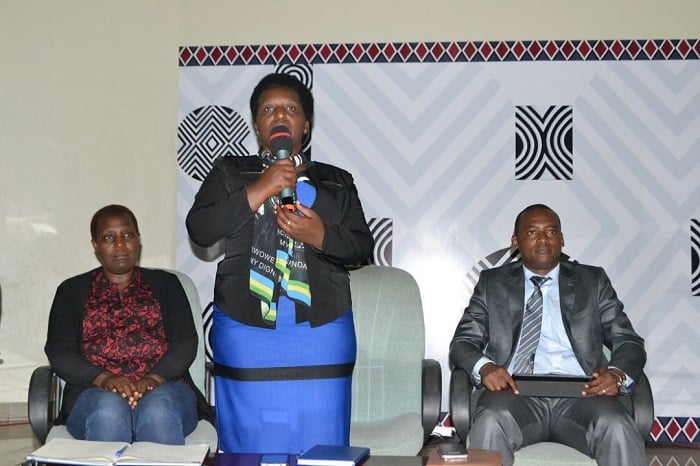 Umuyobozi w'akarere ka Muhanga Uwamaliya Beatrice asanga nyuma y'ukwezi ntawe ukwiye gusaba imbabazi z'ibyo atanogeje 