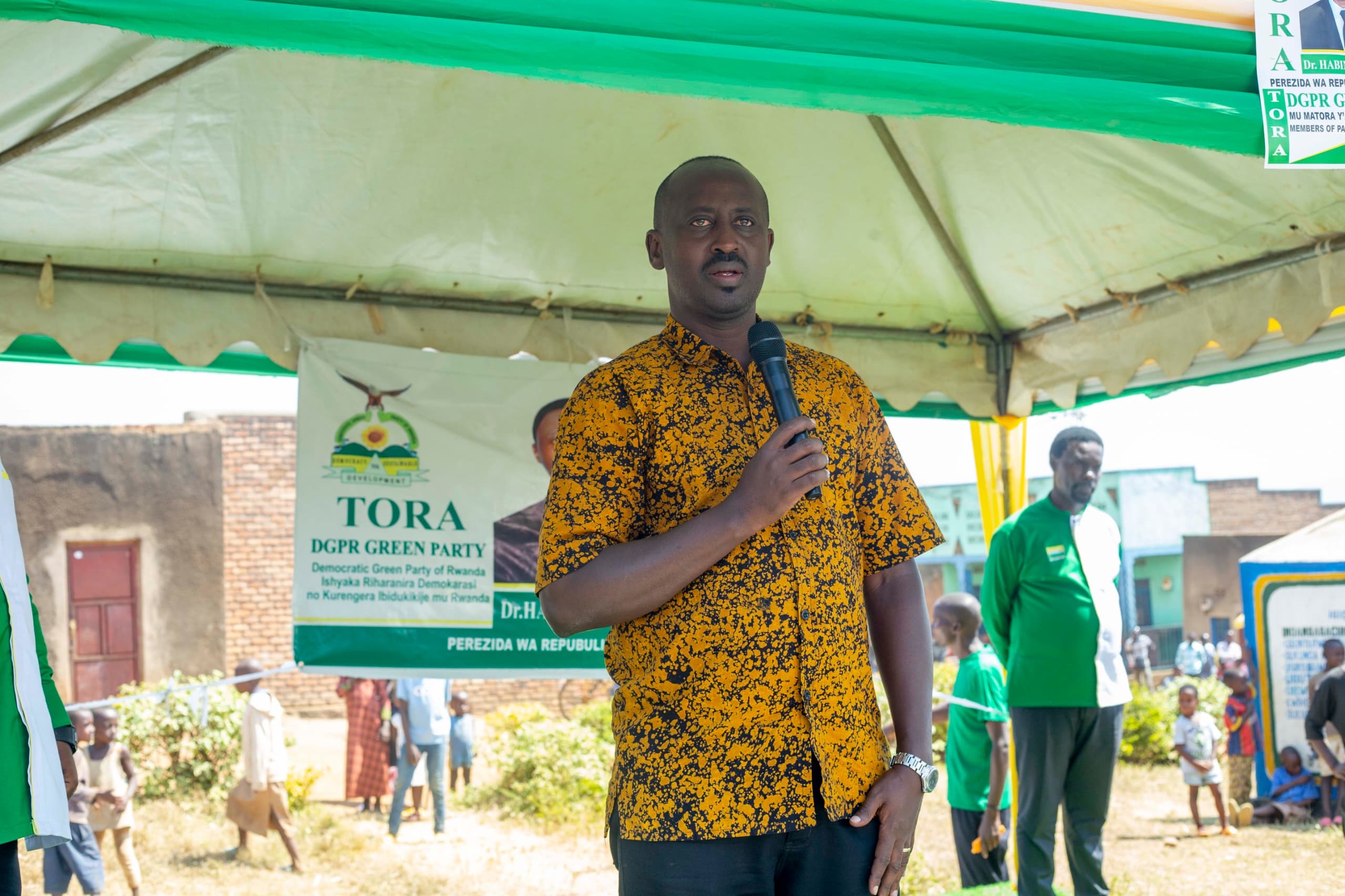 Umuyobozi w'Akarere ka Nyagatare wungirije ushinzwe Ubukungu, Matsiko Gonzague, yakira Ishyaka Green Party mu Karere