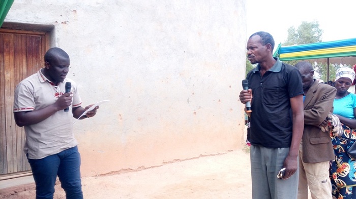 Umuyobozi w'Akarere ka Nyamagabe, Bonaventure Uwamahoro, abwira Mugambira, na we ufite micron, ko ikibazo cye na bagenzi be kigiye gukemuka