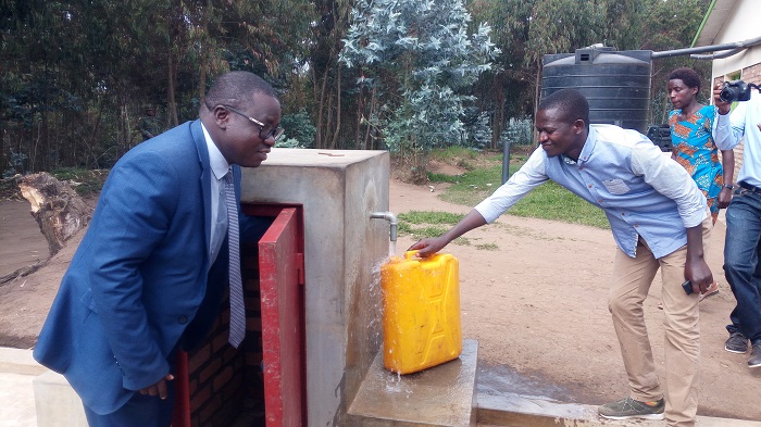 Umuyobozi w'Akarere ka Nyaruguru hamwe n'abahatuye batashye amazi meza yagejejwe ku ngo zirenga 800 mu Murenge wa Ruheru