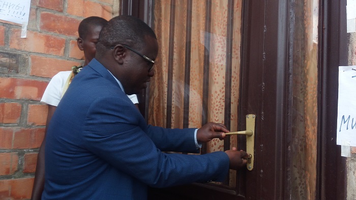 Umuyobozi w'Akarere ka Nyaruguru, François Habitegeko, ashyikiriza Dorothée Nyiranziza inzu nziza mu Mudugudu wa Yanza