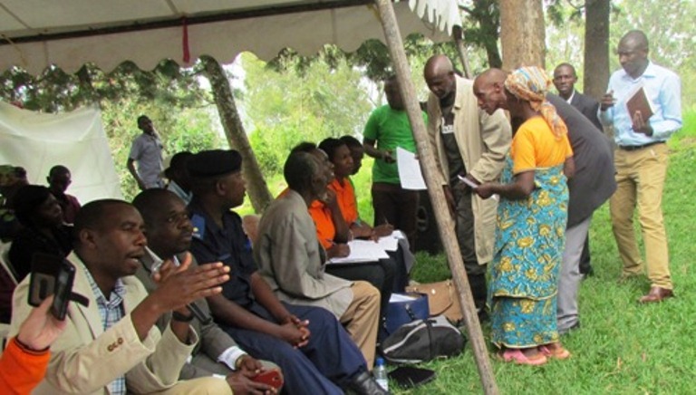 Umuyobozi w'akarere ka Ruhango asaba abaturage kwishyura ibyo bangije abandi bagasaba imbabazi.