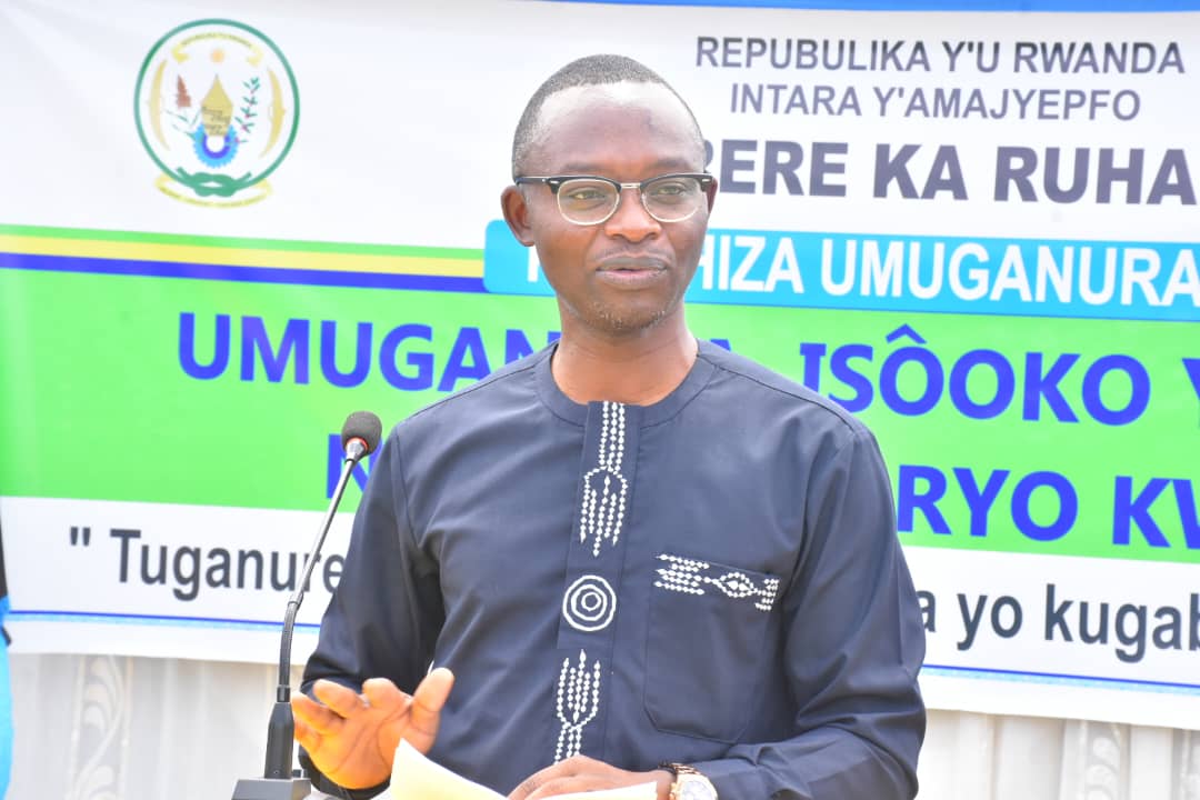 Umuyobozi w'Akarere ka Ruhango, Habarurema Valens avuga ko kuba ibyiciro by'ubudehe bitakigenderwaho, Abanyarwanda bakwiye kureka umuco wo gusabiriza