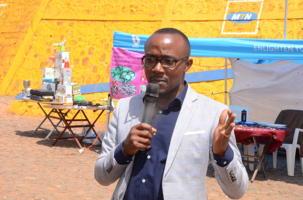 Umuyobozi w'akarere ka Rusizi Kayumba Ephrem avuga ko bagiye guhindura serivisi zituma abaturage bababona uko batari
