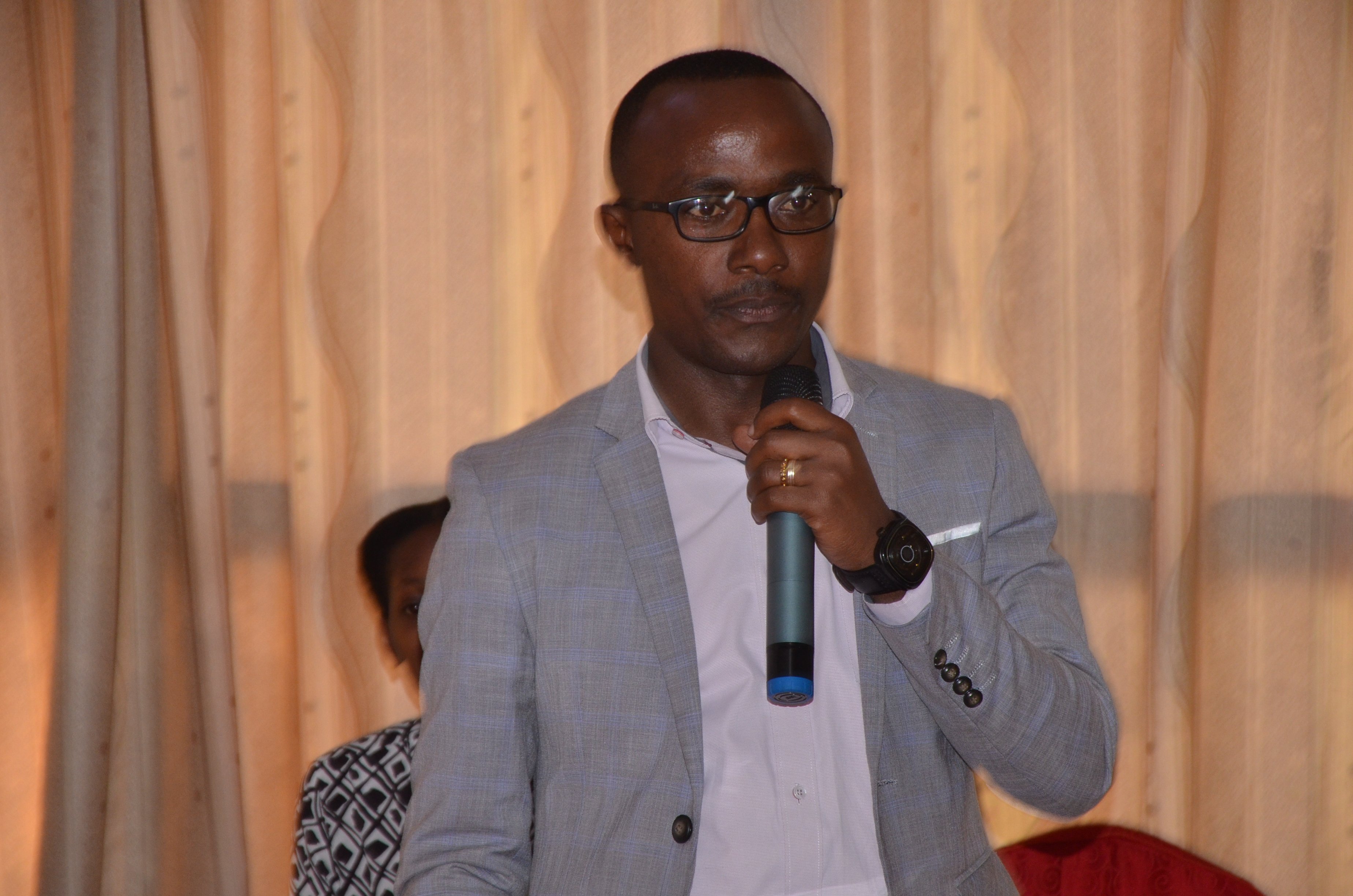 Umuyobozi w'akarere ka Rusizi Kayumba Ephrem atanga amezi atatu ngo abaturage bazabe bari kubona amazi meza