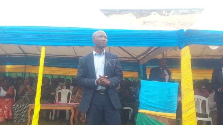 Umuyobozi w'Akarere ka Rusizi wungirije ushinzwe imibereho myiza y'abaturage asaba ababyeyi kwirinda guta abana.