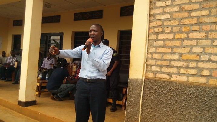 Umuyobozi w'akarere ka Rusizi wungirije ushinzwe imibereho myiza y'abaturage Nsigaye Emmanuel avuga bari gukurikirana icyo kibazo.