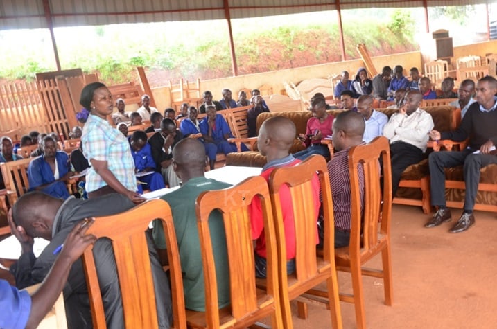 Umuyobozi w'akarere ka Rusizi wungirije ushinzwe ubukungu yizeza abakorera mu agakiriro ko ikibazo cyabo kizakemuka mu ingengo y'imari y'umwaka utaha.