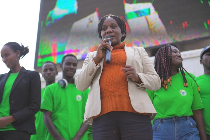 Umuyobozi w'Akarere ka Rutsiro aganiriza abitabiriye ubukangurambaga