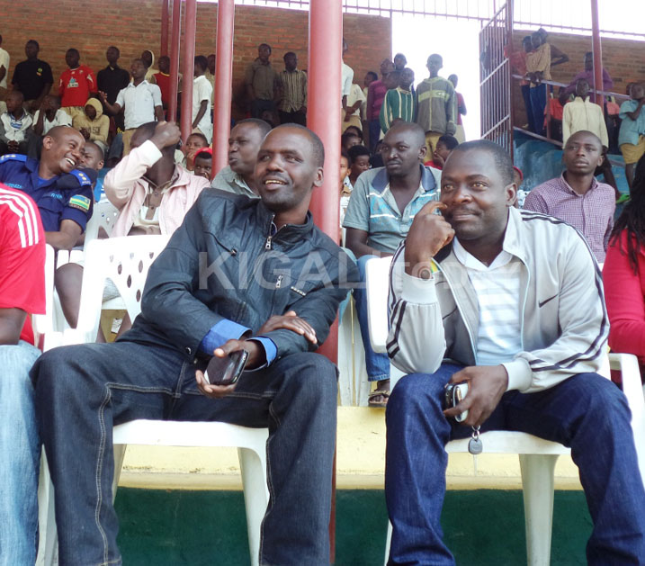 Umuyobozi w'akarere ka Rutsiro n'uwa Rusizi bakurikirana amakipe yabo