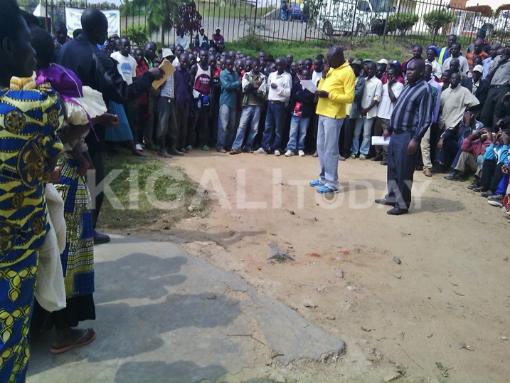 Umuyobozi w'Akarere Ruboneza Gedeon asuzuma listes z'abaturge bambuwe.