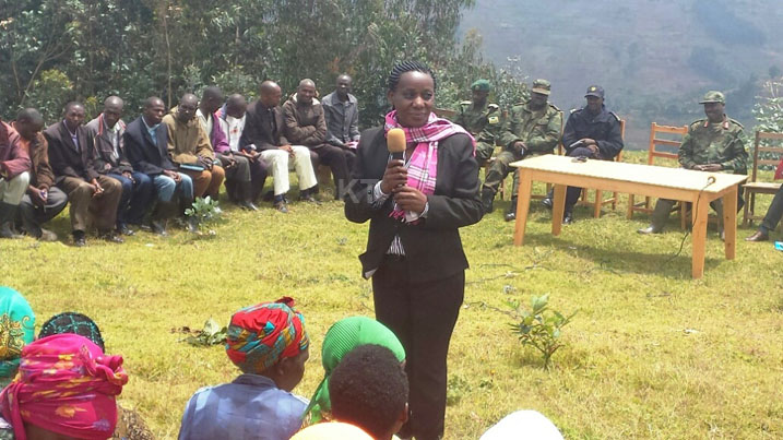 Umuyobozi w'Akarere ka Rutsiro, Ayinkamiye Emerance, aganiriza abaturage ku kibazo cy'inka zitemwa.
