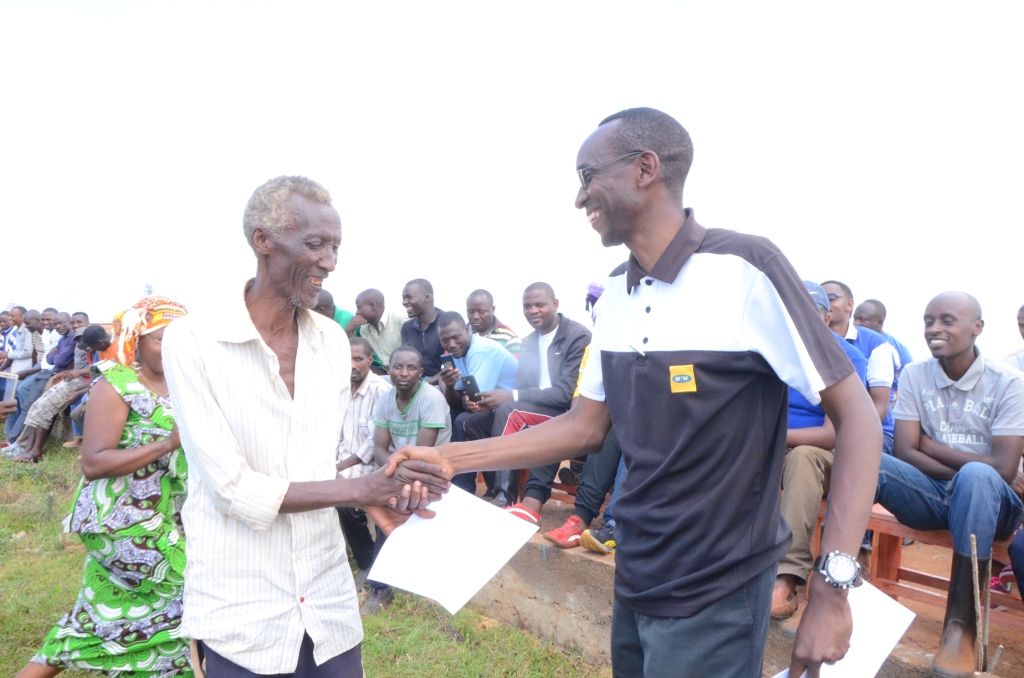 Umuyobozi w'ibitaro bya Gihundwe Dr Nshizirungu Placide, ashyikiriza abatishoboye ubwisungane mu kwivuza